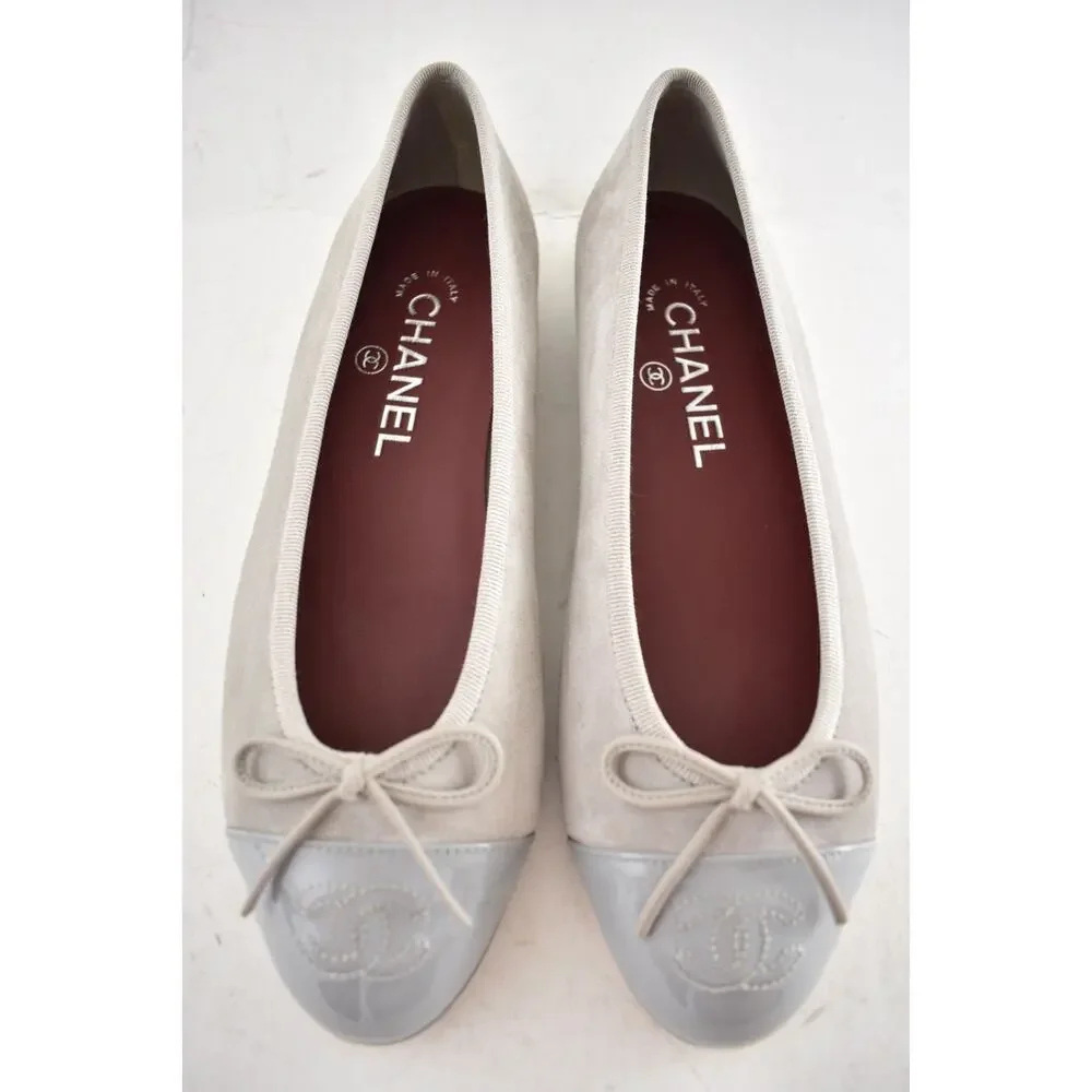 Chanel 26A Gray Suede Patent Leather CC Logo Bow Tie Ballet Ballerina Flat 38.5